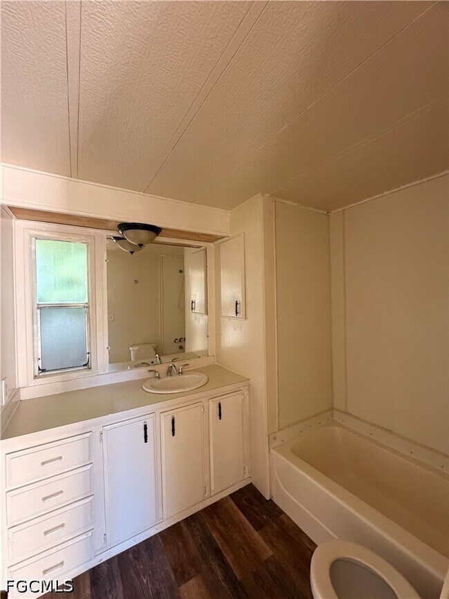 Building Photo - 7555 Ebson Dr