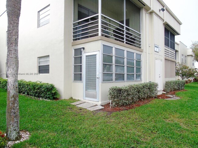 Building Photo - 545 Normandy Ln