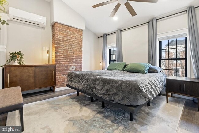 Building Photo - 526 E Thompson St