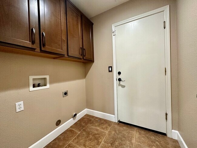 Building Photo - Must See This Beautiful 4 Bedroom 3 Bathro...