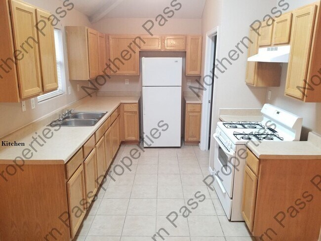 Building Photo - 3 Bedroom Duplex Move in Special
