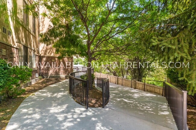 Building Photo - 878 E 700 N