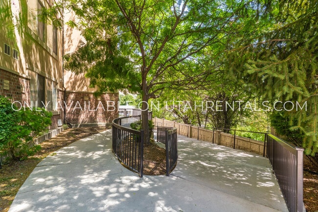 Building Photo - 892 E 700 N