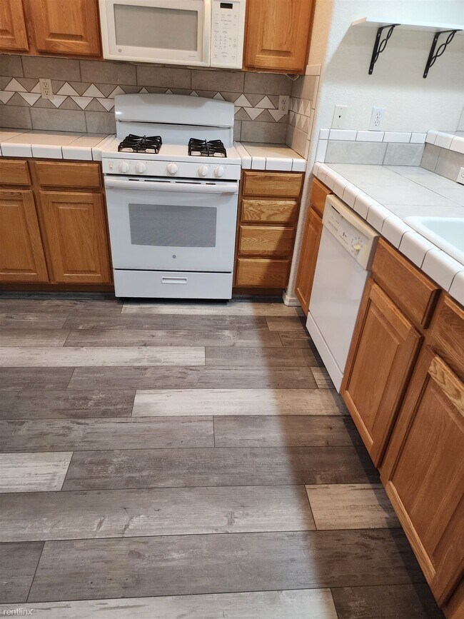 Building Photo - 2 br, 2 bath House - 1825 East Shore Villa...