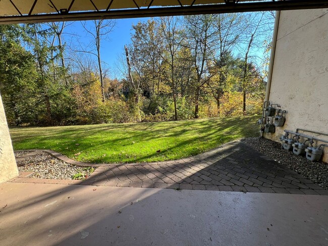 Building Photo - CONDO 2 BR walk out patio in Flying Hills ...