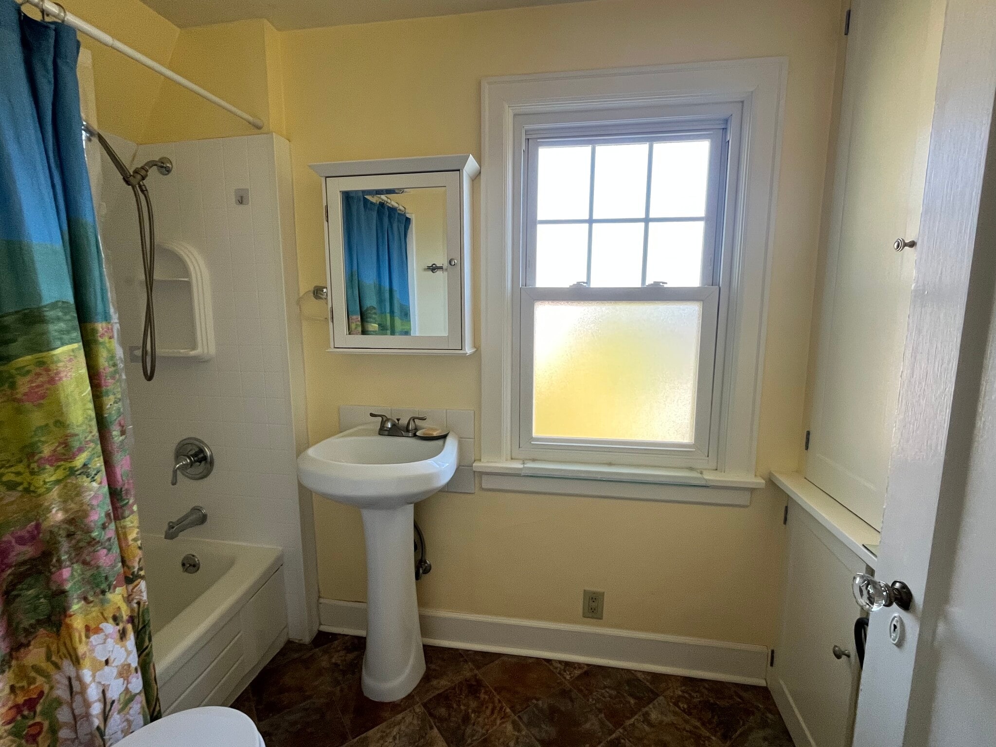 Full bath - 915 John Adams St