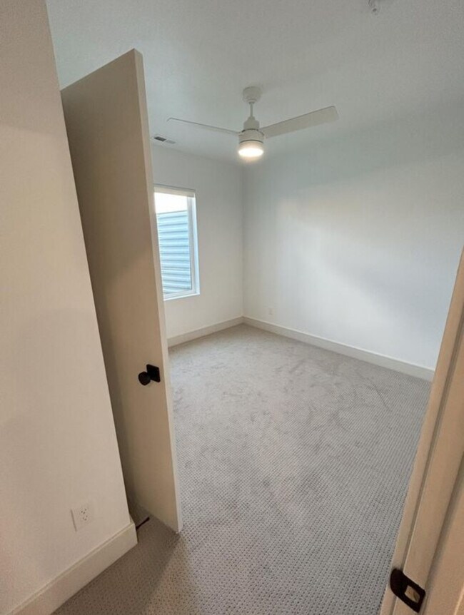 Building Photo - 288 E Center St