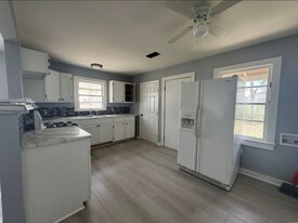 Building Photo - 706 Hyacinth St