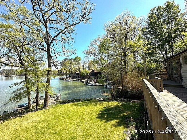 Building Photo - Live on the Lake in Lakeland!!