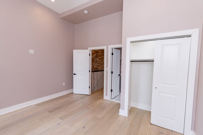 Building Photo - Beautifully Updated 4 Bed/3.5 Bath Row-Hom...