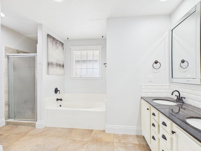 Building Photo - 4 bedroom in City View!