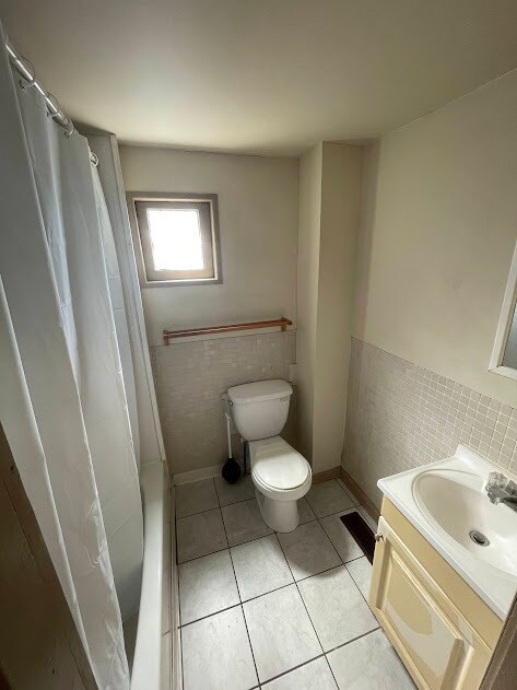 Apt 2 - Bathroom 1 - 3103 Haverford Ave