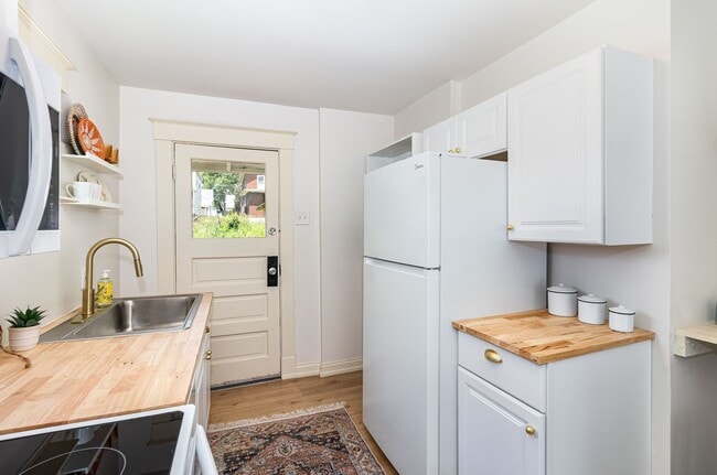 Building Photo - Chic Comfort & Space in North College Hill