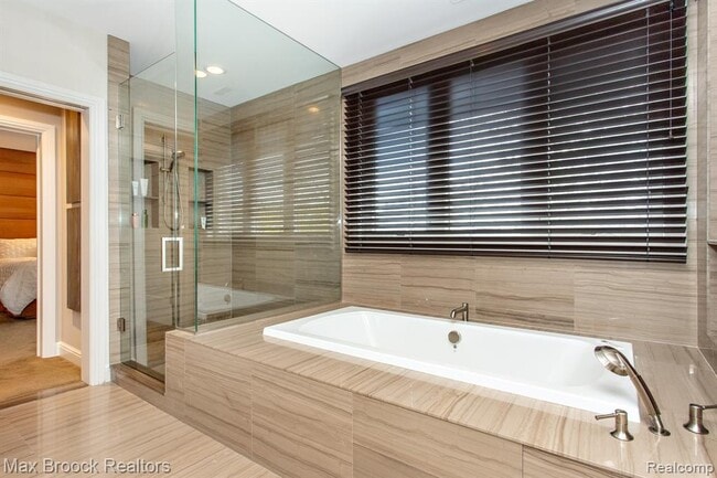 Building Photo - 25925 York Rd