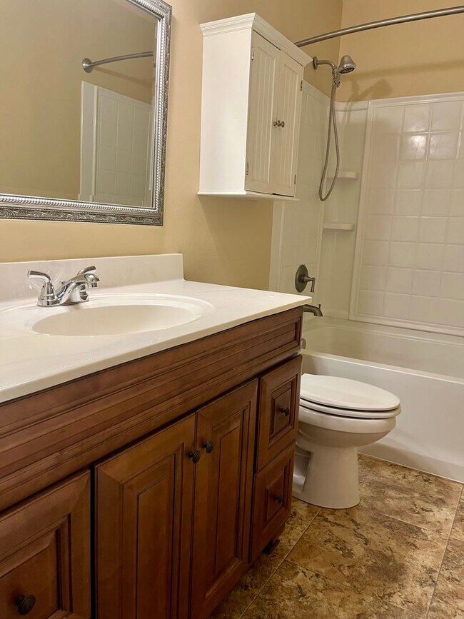 Building Photo - Charming 3-Bedroom Townhouse for Rent