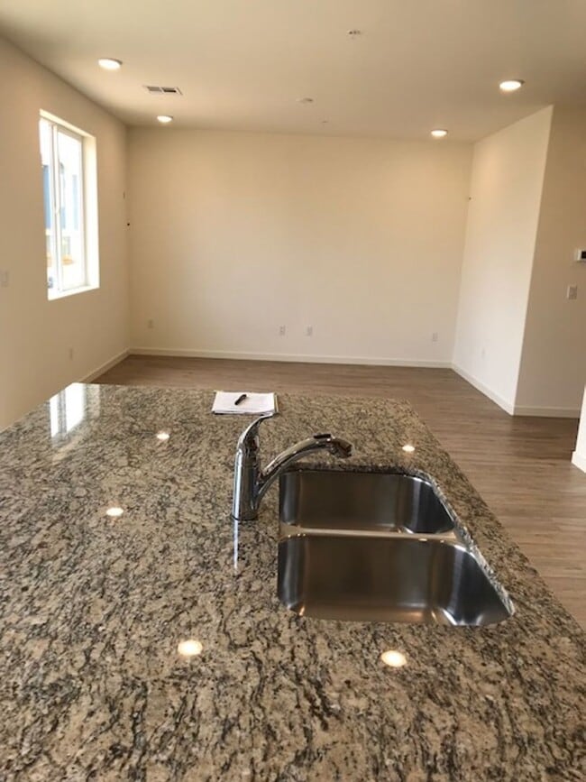 Building Photo - 3 bed 2 1/2 bath townhome in gated communi...