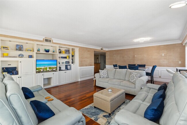 Building Photo - 3000 Holiday Dr