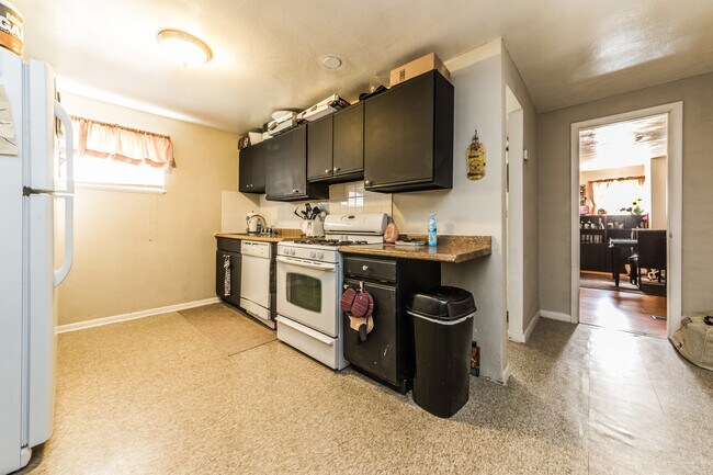 Building Photo - 1028 E Warrington Ave