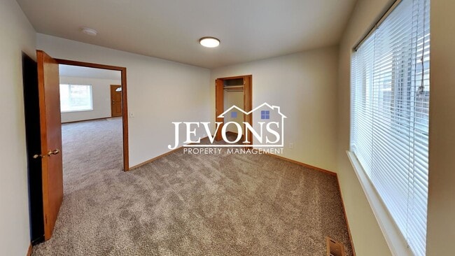 Building Photo - Two-bedroom home with a fully equipped kit...