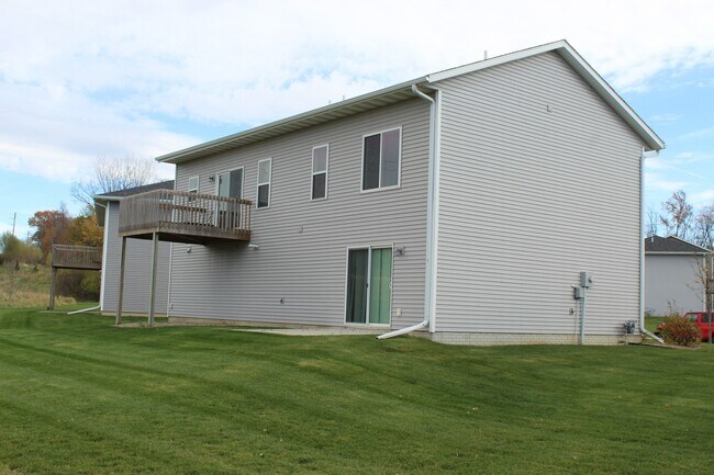 Building Photo - Mackinaw Village - 4 BDRM Home
