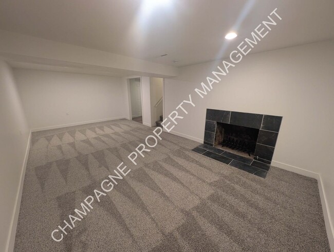 Building Photo - 4 Bedroom, 4 Bathroom Updated Home in Kansas City