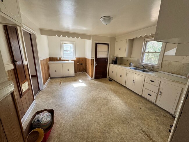Building Photo - 2/1 House close to Uptown Shelby, NC