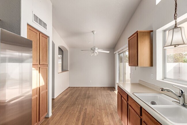 Building Photo - Beautiful Single-Level Home in Prime Locat...