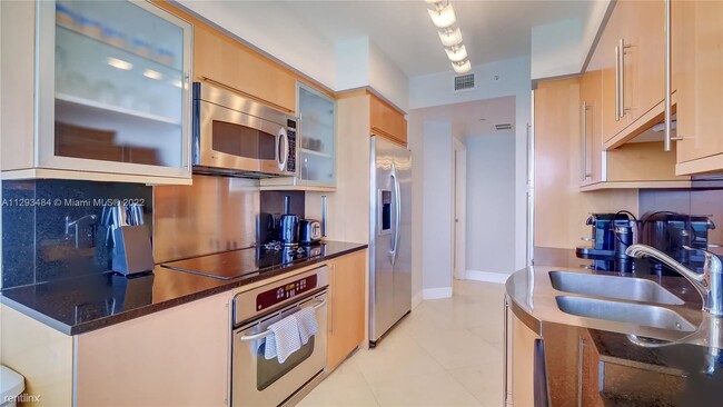 Building Photo - 3 br, 2.5 bath Condo - 6365 Collins Ave Ov...