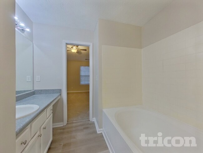 Building Photo - 915 Riley Farm Ln