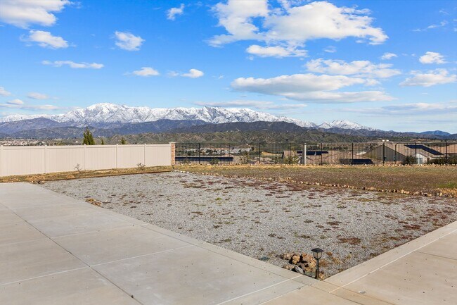 Building Photo - Stunning 4 bedroom 3 bath home in Summer Wind Trail Community