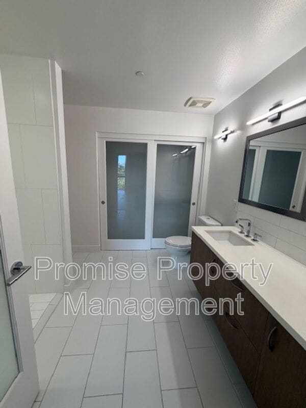 Building Photo - 12837 Moorpark St