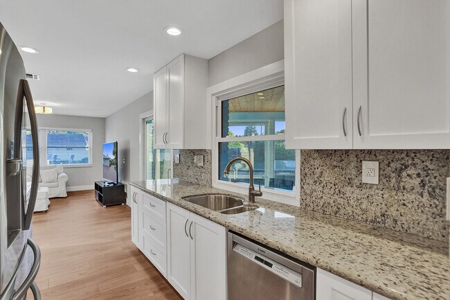 Building Photo - 620 W Palmetto Park Rd