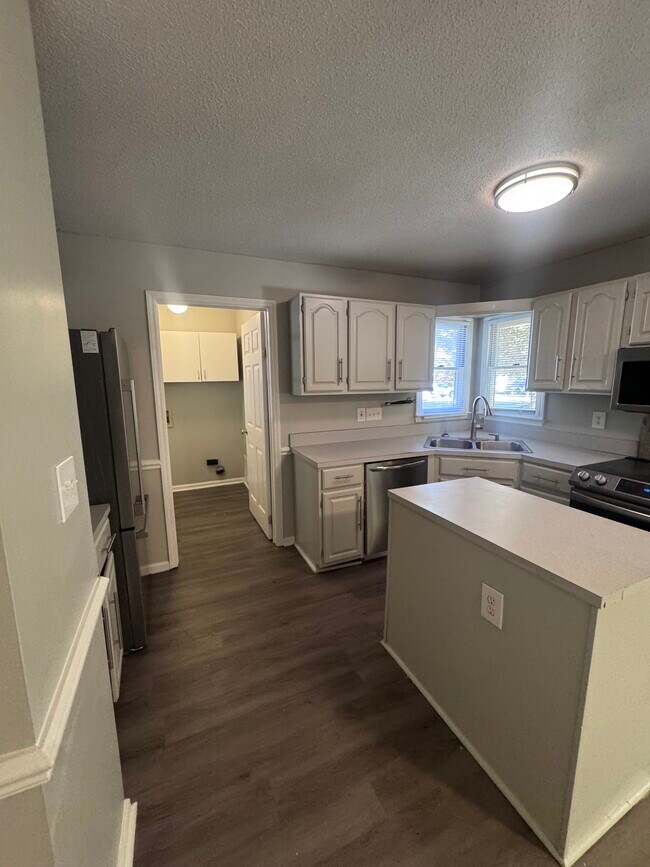 Building Photo - 4218 Queen Victoria Pl