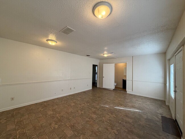 Building Photo - Large home ready for tenant....