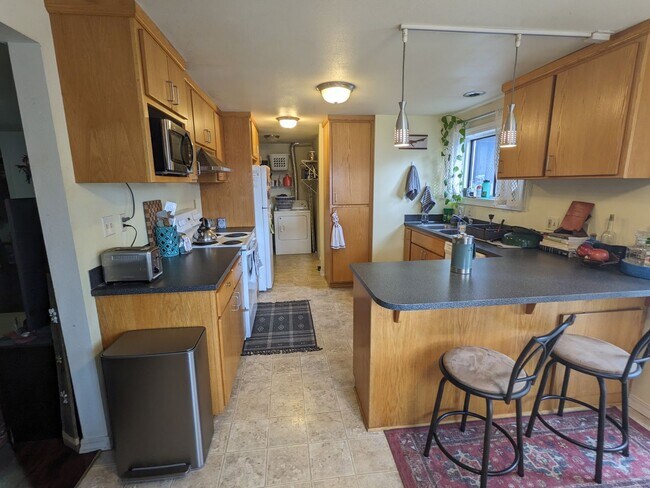 Building Photo - Cherry St Duplex