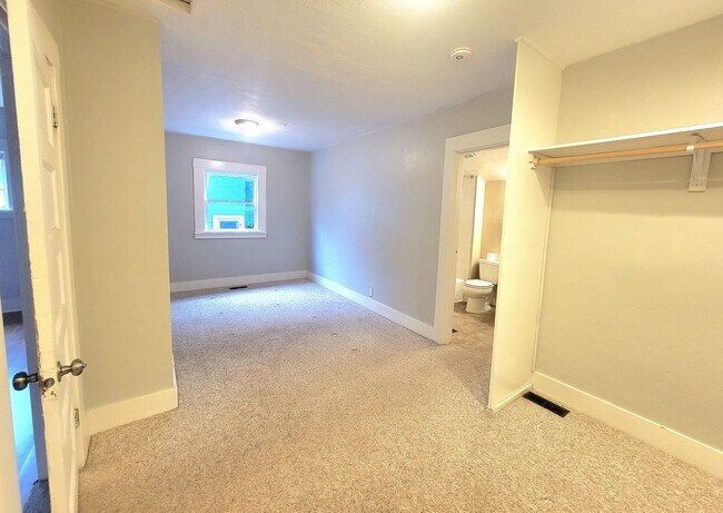 Building Photo - Are you looking for a short 6 Month Lease? | Cozy 1 Bed, 1 Bath Home in Desirable SE Portland