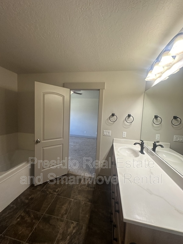 Building Photo - 14343 S Highfield Dr