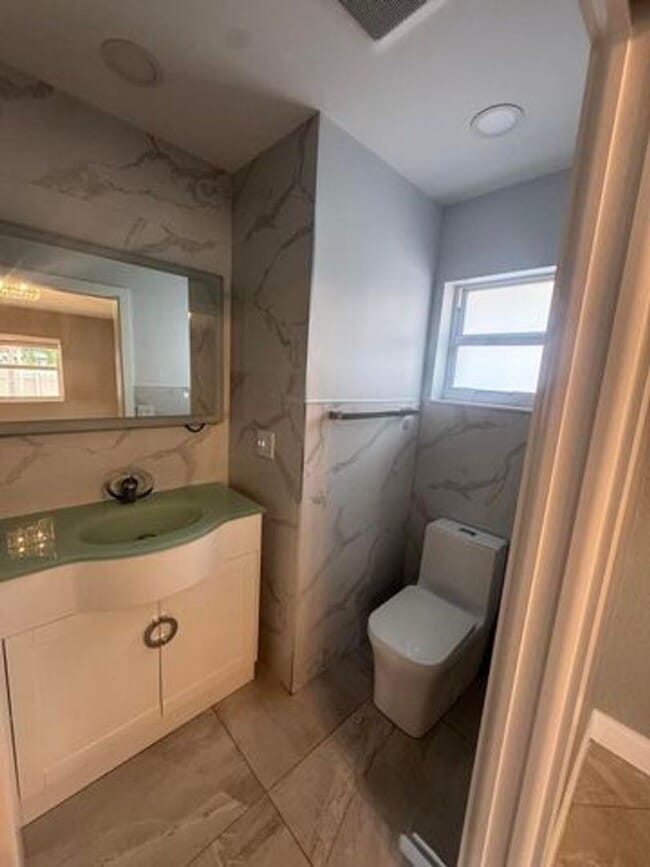 Building Photo - 2591 Rosehaven Rd