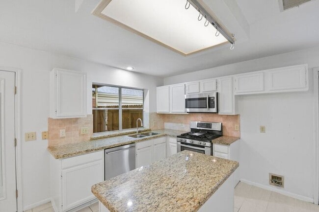 Building Photo - 9811 Arrowgrass Dr