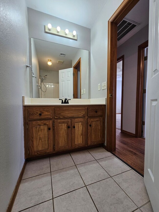 Building Photo - (3) Bed/(2) Bath in Moore Avail NOW!