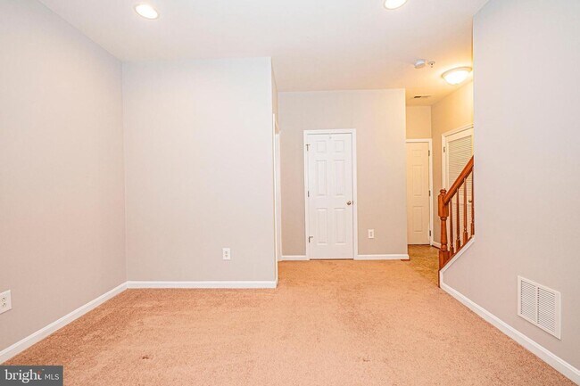 Building Photo - SPACIOUS 3 LEVEL TOWNHOUSE IN CLARKSBURG