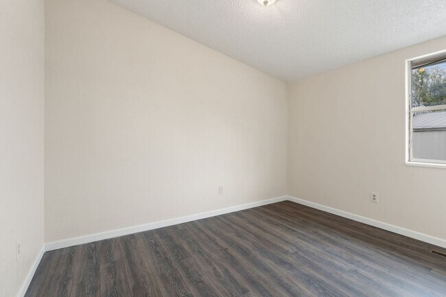 Building Photo - 400 Casad Ave