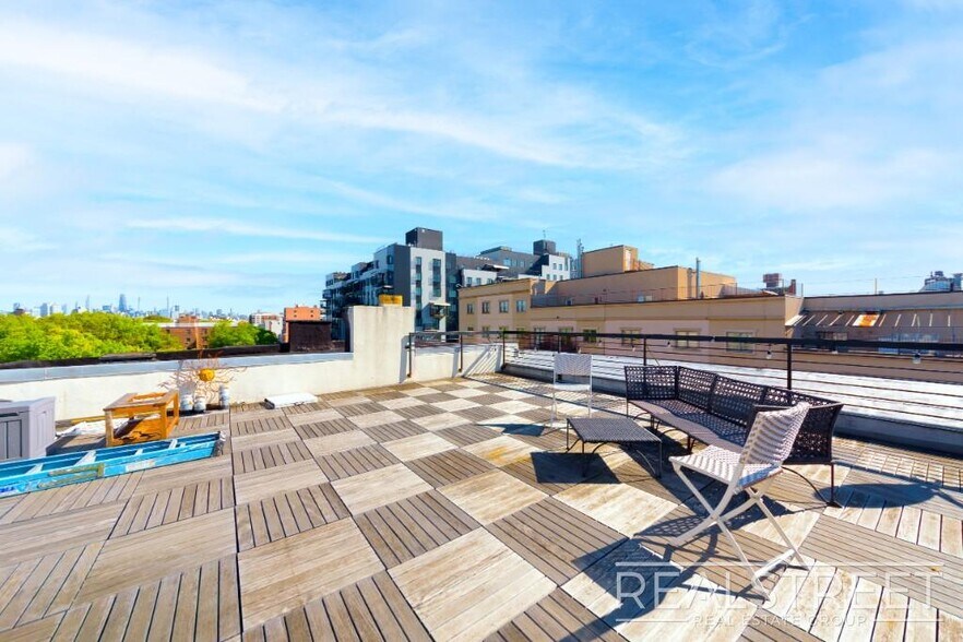 Building Photo - LOFT-LIKE 1 BED w PRIVATE ROOF DECK + LAUNDRY IN-UNIT