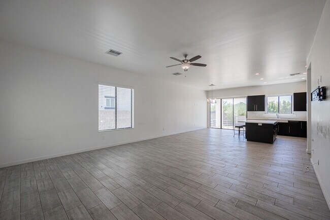Building Photo - 1409 E Shangri La Rd