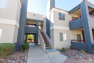 Building Photo - Available 2 Bedroom Downstairs Condo at Pa...