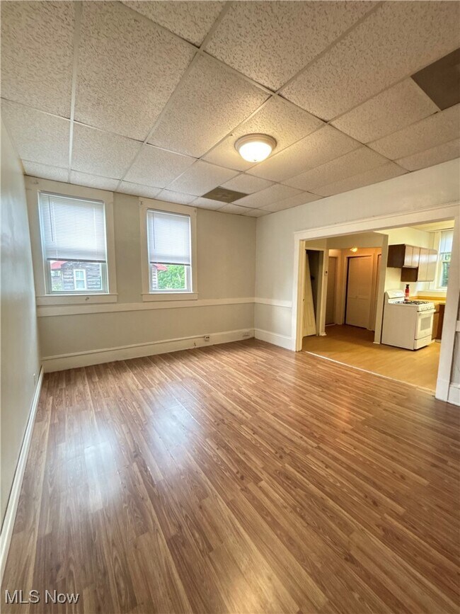 Building Photo - 1066 E 62nd St