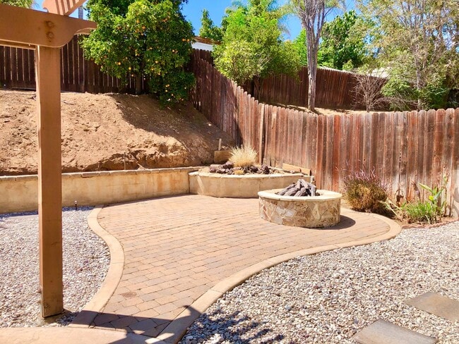 Building Photo - Light & Bright Single-Story Home in the Heart of Fallbrook, Complete with Private, Fully Fenced B...