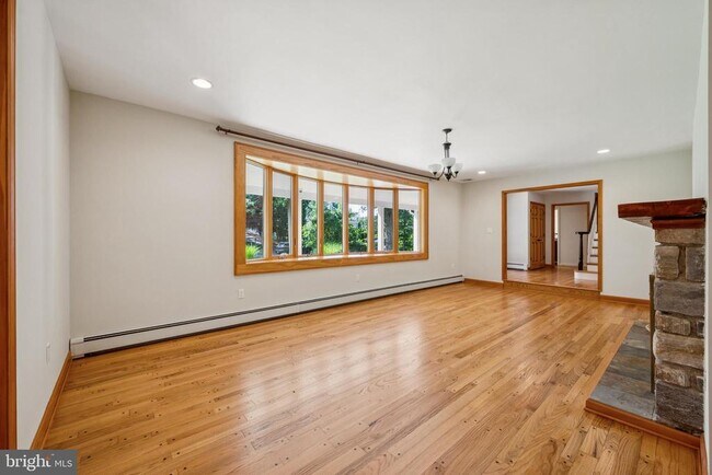 Building Photo - 3574 Glenway Rd