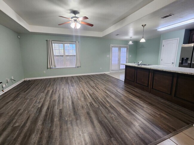 Building Photo - $400 Move In Discount! Comfortable 3-Bedroom Home with Open Layout