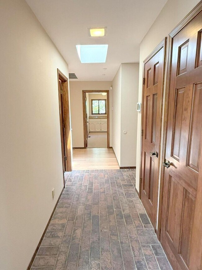 Building Photo - NEW PRICE ! Sprawling ranch home located i...